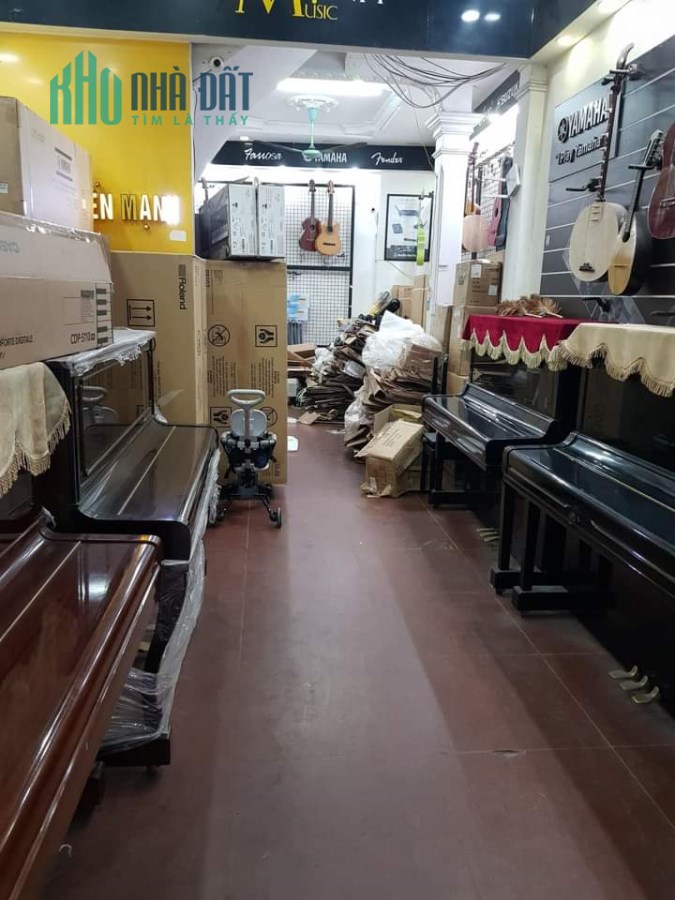Nhà đẹp Chùa Láng ba mặt thoáng, cạnh hai bệnh viện lớn, kinh doanh buôn bán sầm uất.