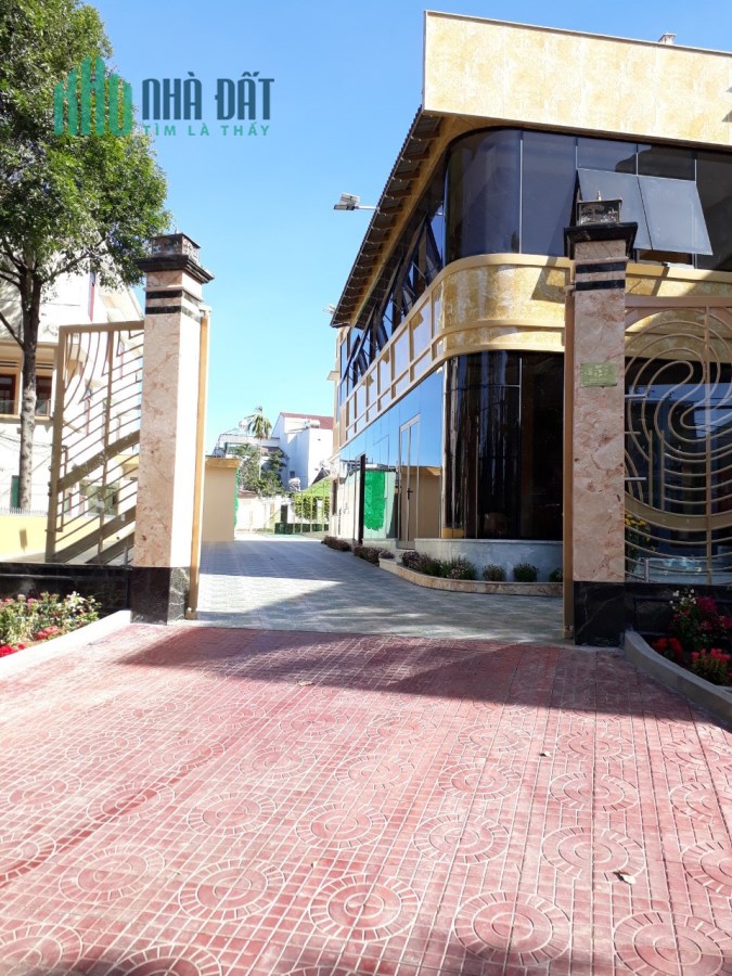 Nhà cho thuê Mặt tiền HÙNG VƯƠNG - 1000 m² -2 tầng - mặt tiền 18 MÉT