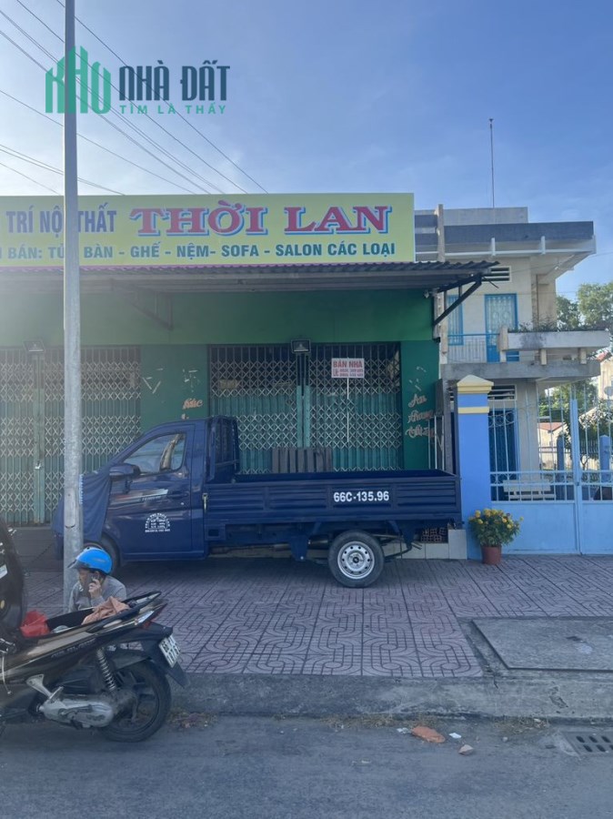 CHÍNH CHỦ CẦN BÁN CĂN NHÀ VỊ TRÍ TRUNG TÂM MẶT TIỀN ĐẸP.
