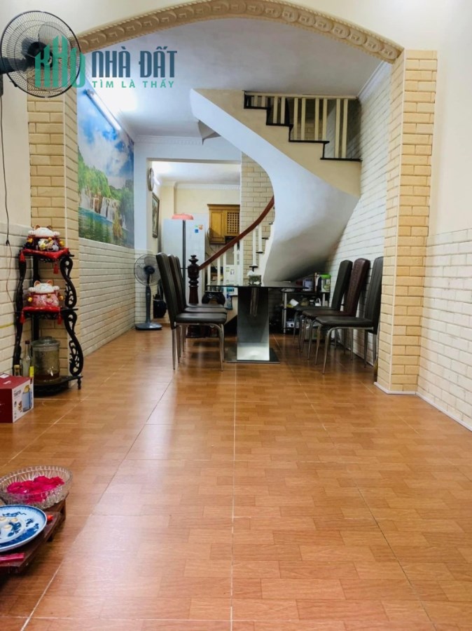 Gần Ngã Tư Sở, Khương Đình nằm ngay đầu ngõ rộng, DT47m2 x 4 tầng, giá 4.6 tỷ.