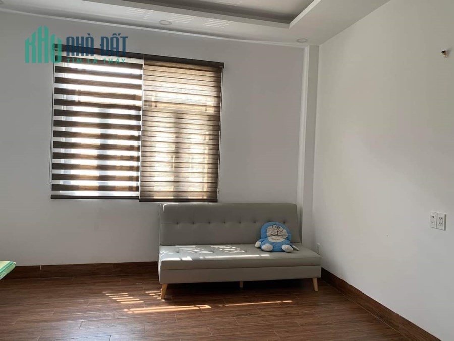 Ô tô ngủ trong nhà gần mặt Nguyễn Duy Trinh Bình Trưng Đông