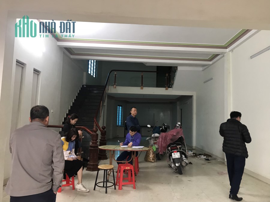 Bán gấp nhà thị trấn Thắng, Bắc Giang, 93m2 x 3 tầng, kinh doanh Sầm Uất - mTG