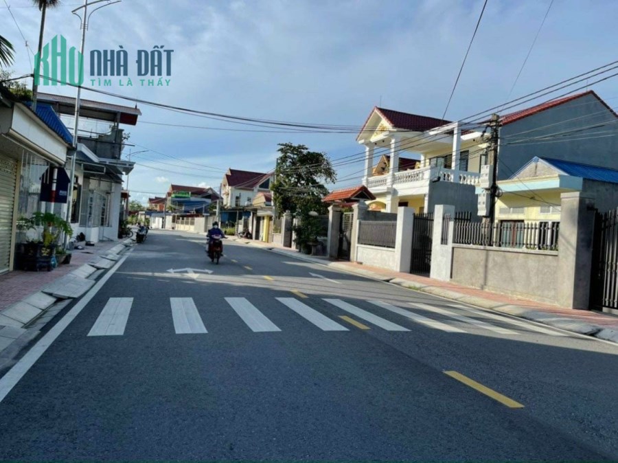 Đất có vị trí đẹp, nằm cách trục chính hiệu vàng chỉ 50m.Phía trước thoáng mát, không khí trong