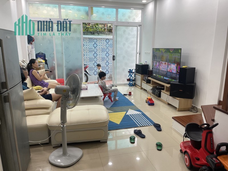 Bán nhà Cầu Giấy, DT30m, 5 tầng, gần ô tô, full nội thất, nhỉnh 4 tỷ.