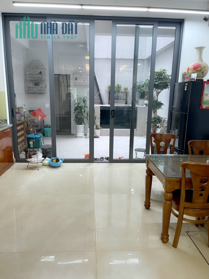 bán nhà mặt phố Phùng khoang 
thanh xuân. gần chợ Phùng khoang,
vị trí đẳng cấp vỉa hè rộng
kinh