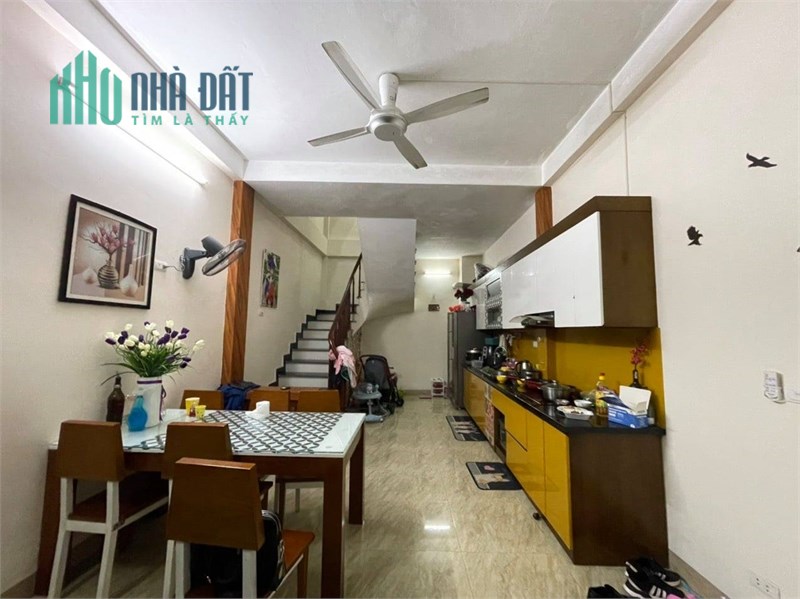 Nhà Tựu Liệt - cổng viện K2 32m2, 6 tầng dân xây chắc chắn, ô tô tải đỗ cửa ngày đêm. LH 0972448366