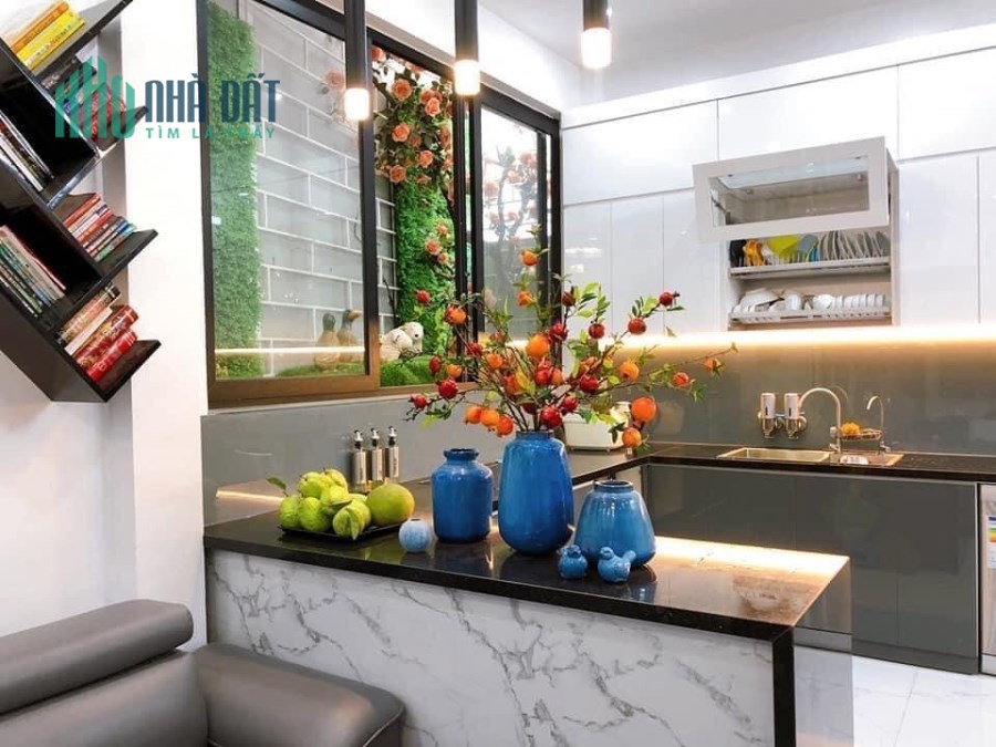 Mặt phố Đào Duy Từ giá 25 tỷ, 35mx6T, KD đông đúc ngày đêm