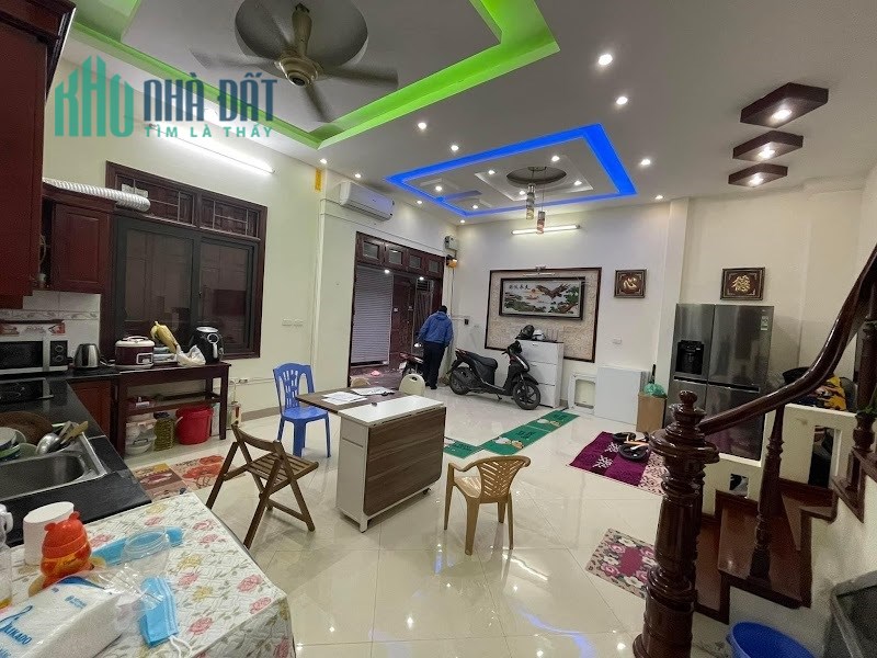 HOA HẬU Vương Thừa Vũ, nhà đẹp Full nội thất DT39m2 x 4 tầng, MT4.2m, giá 3.7 tỷ.