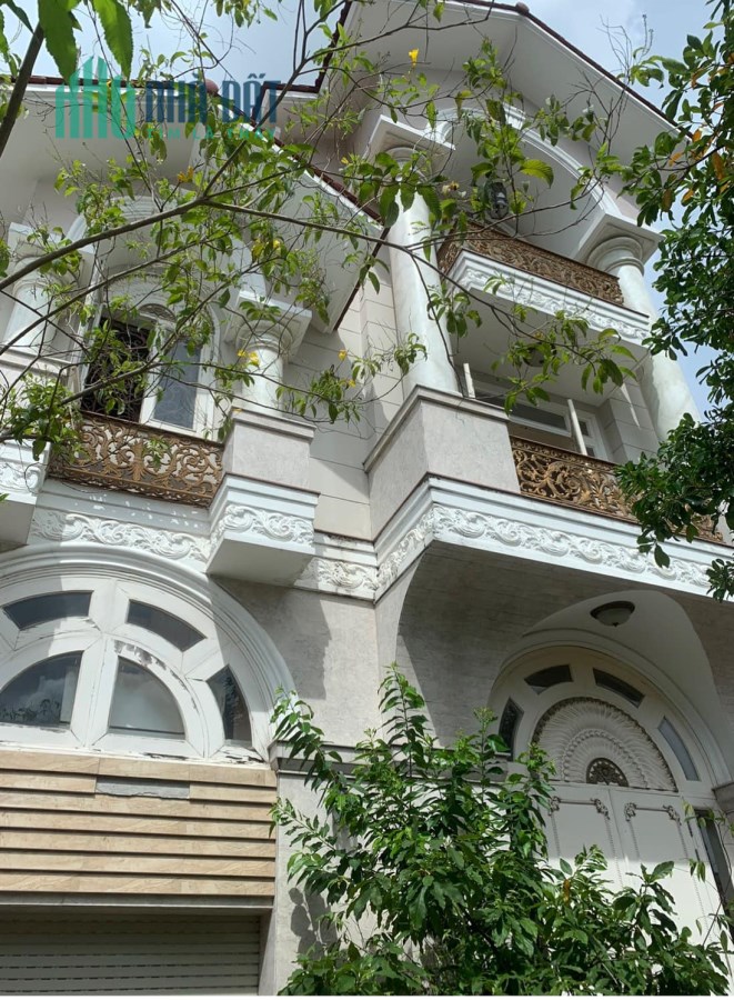HOT - Biệt thự sân vườn siêu đẹp, khu VIP, Bình Thạnh, 270m2, 3 tầng, tiện đi sân bay