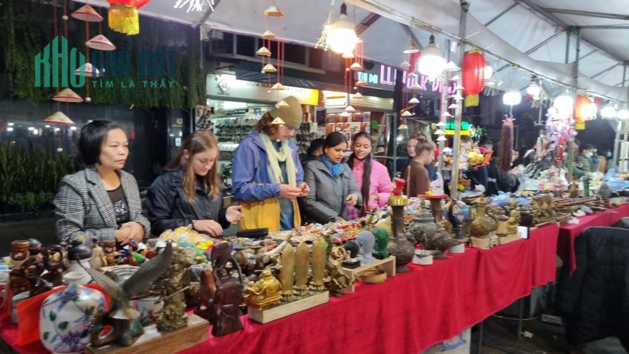 Chính chủ cần sang nhượng mặt bằng kinh doanh đồ Lưu Niệm tại phố đi bộ Bờ Hồ, Hoàn Kiếm, Hà Nội.