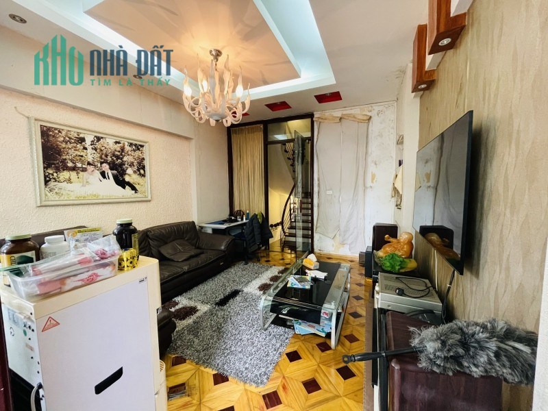 Cần bán nhà Nguyễn Văn Cừ Long Biên DT 60m2 5 Tầng MT 4m Giá 4.9 tỷ