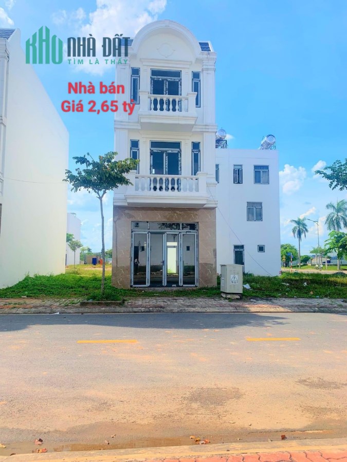 Bán nhà 1 trệt 2 lầu mới gần chợ Phú Chánh, cạnh trung tâm dạy lái xe ô tô giá 2,65 tỷ