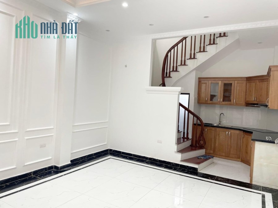 Cần bán nhà Phố Trạm cực đẹp, 40 m2, 5 tầng, chỉ nhĩnh 4 tỷ.