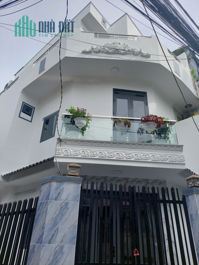 HXH nhà mới vô ở ngay, tặng full nội thất, gần chợ phú xuân . LH 0901 370  397