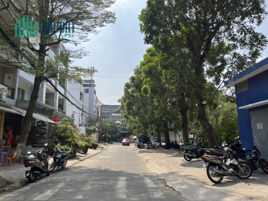 Bán gấp lô đất 70m2, mặt tiền 4m, đường 20m, sổ hồng riêng, xây dựng tự do