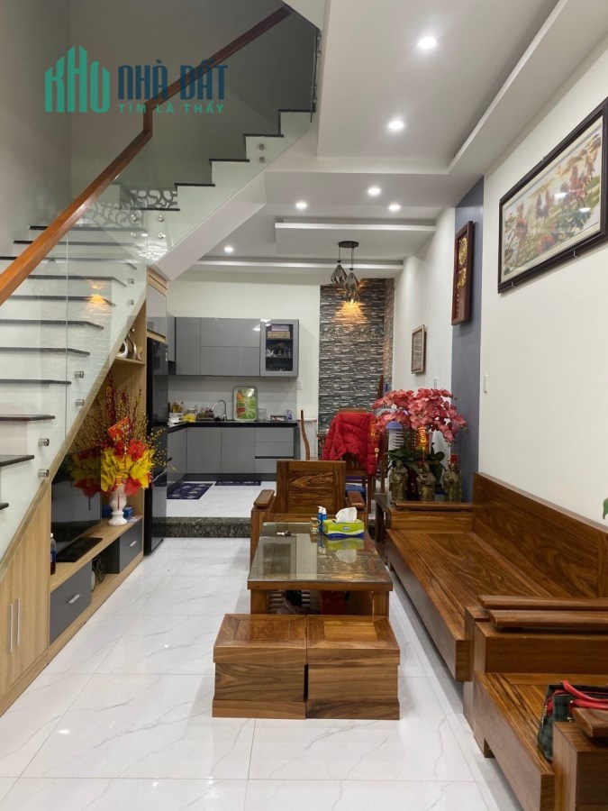 Bán nhà đường Núi Thành, Hải Châu, 3 tầng, DT 56 m2, Gần Công viên Châu Á. Ô tô đậu. Chỉ 4,7 tỷ.